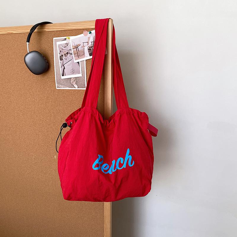 

Сумка Женская Новая Нейлоновая Сумка Через Плечо с Принтом Алфавита Повседневная Универсальная Портативная Сумка-Тоут Большой Вместимости на Шнурке красный