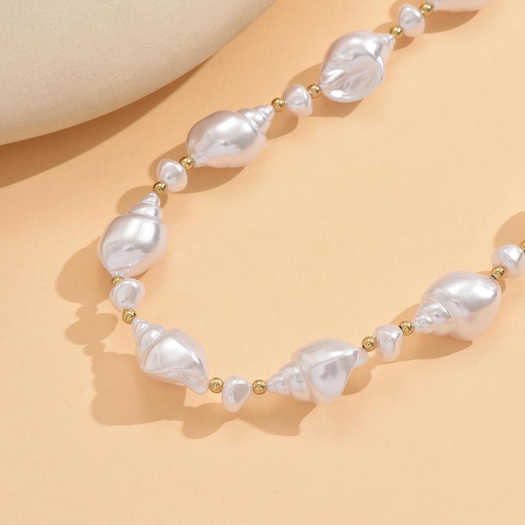 French Retro Faux Pearl Clavicle Necklace: Classic, Irregular Design for Women