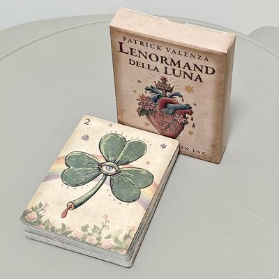 Deviant Moon Lenormand, 9 x 6 cm, Della Luna Classic Deck, 36 Lenormand-Orakelkarten, gedruckt auf 350 g/m² doppelt geprägtem Karton