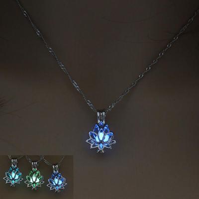 Collana creativa con ciondolo a forma di loto scavato che si illumina al buio, catena di gioielli luminosi