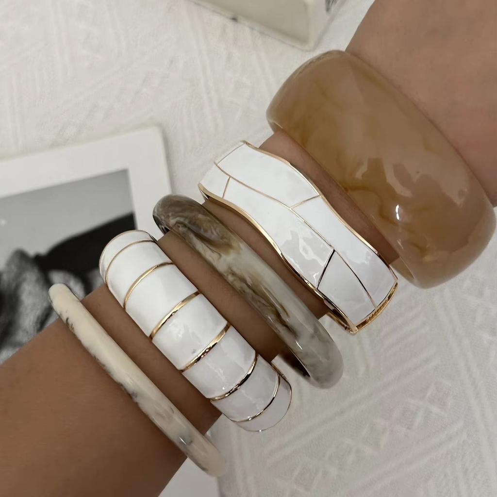 Boho Red Beige Acrylic Resin Chunky Bangles for Women Vintage Punk Enamel Metal Glossy Geometric Cuff Bangle Aesthetic Jewelry