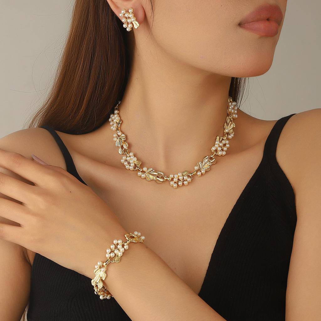 Pearl necklace, earrings, bracelet, jewelry set, women's high-end, fashionable, vintage clavicle chain