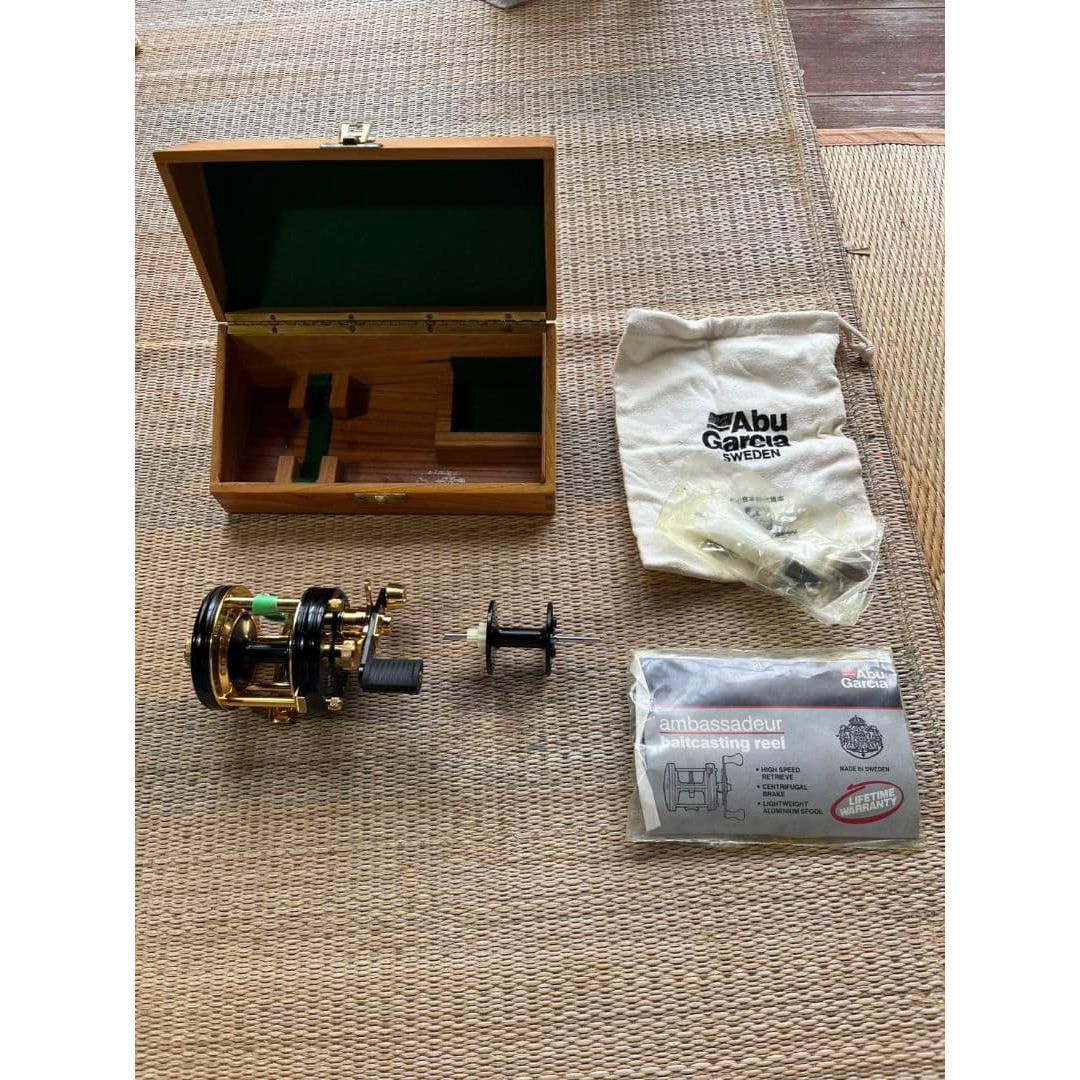 Used Abu Garcia Ambassadeur baitcasting reel with wooden case new