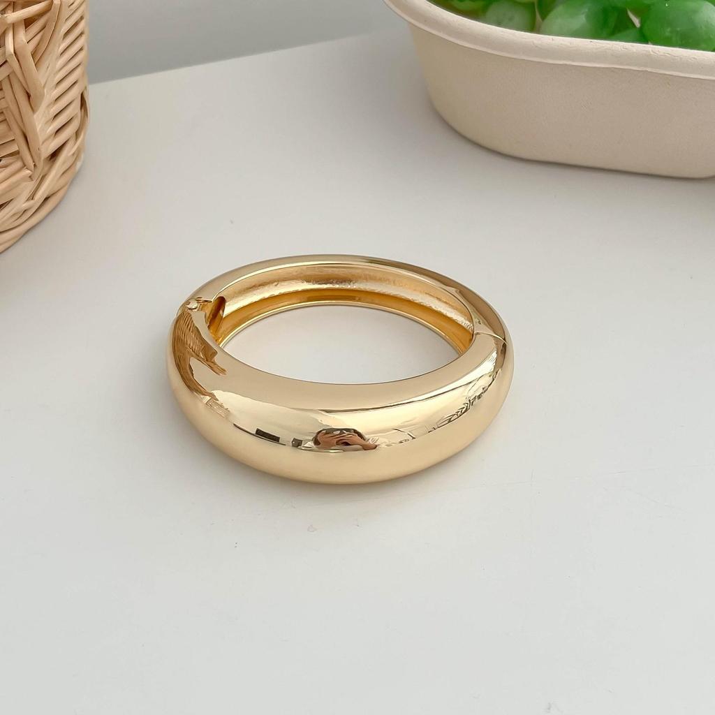Interlocking Ring Open Bangle - European & American Light Luxury Design for Women