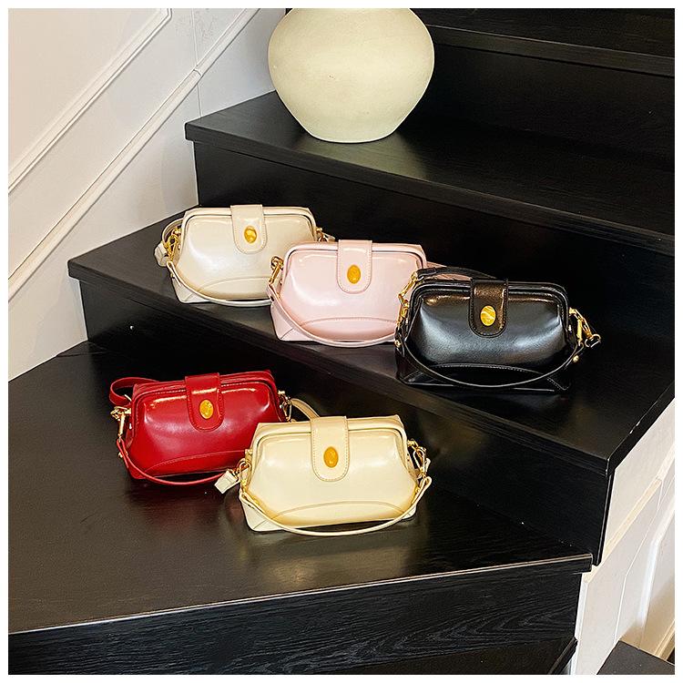 Premium sense niche bag women's summer 2025 new fashion messenger bag Korean version ins portable clip small square bag