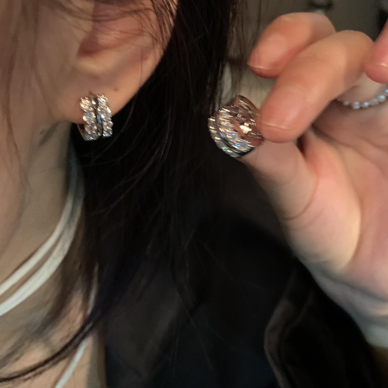 Female Niche Light Luxury Cold Style Circle Earrings 1 pair серебряный