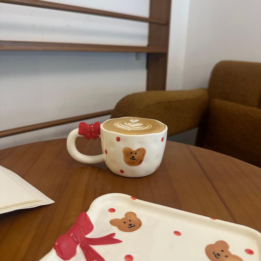 Vintage ručně malovaný reliéfní medvídek s mašlí, keramický kávový šálek a talířek