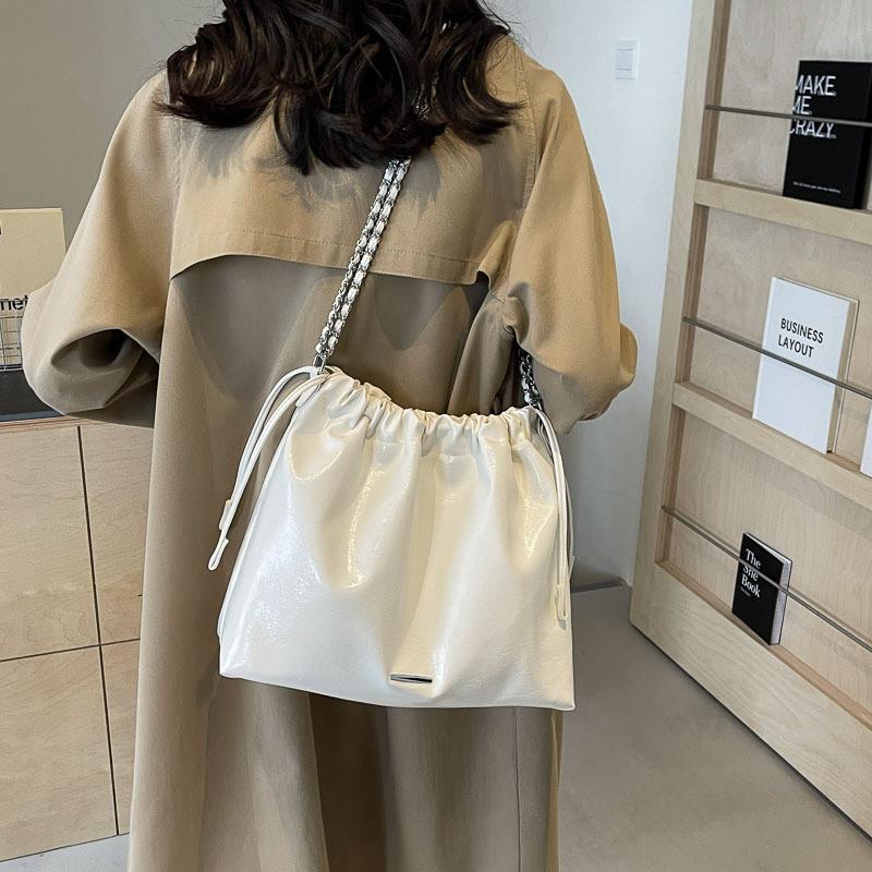 IELGY Niche Design Underarm Bag Simple Casual All-Match Chain Shoulder Messenger Bucket Bag