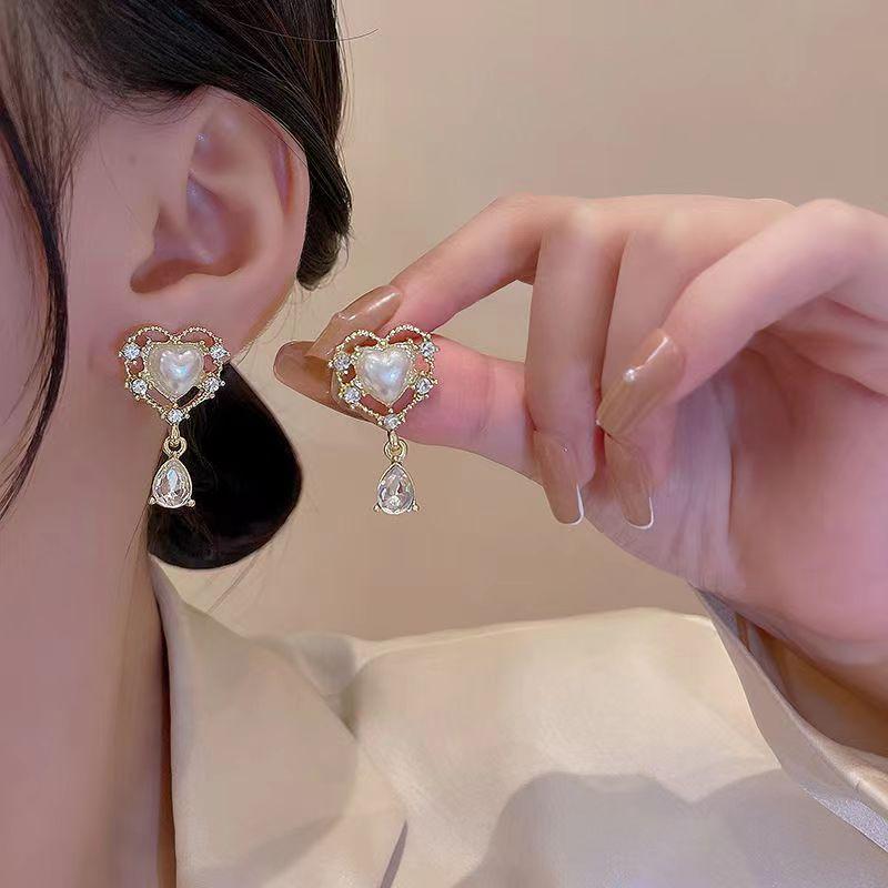 Light Luxury Temperament Design Sense Love Earrings Women's New Stud Earrings Retro High-end Sense Versatile Trendy Earrings