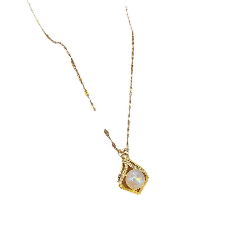 Elegant Temperament Pendant Necklace - High-Quality, Light Luxury, Versatile Clavicle Chain for Women, Niche Design, Internet Celebrity Style.