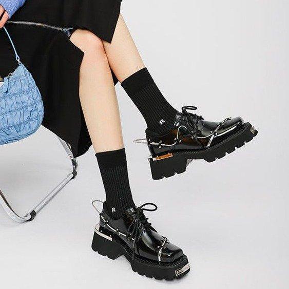 

Модные черные туфли на платформе для женщин из натуральной кожи, повседневные прогулочные туфли с металлическими украшениями и толстым каблуком, женские дизайнерские лоферы 40 чёрный