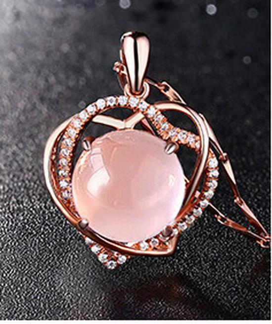 Japanese & Korean Fashion Pink Crystal Women's Clavicle Necklace with Rose Quartz Pendant.