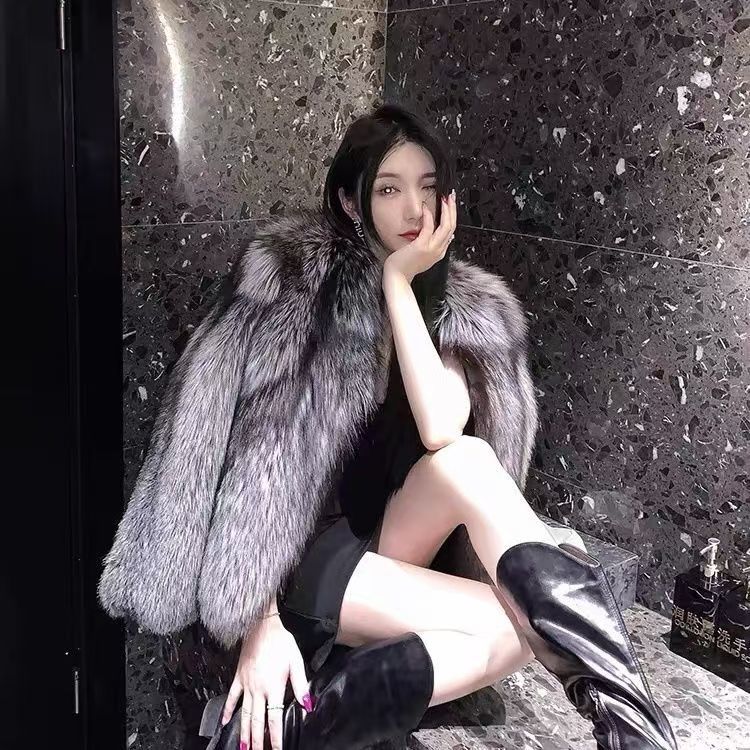 Nový podzimní a zimní dámský temperamentní kožich Módní a ležérní krátký styl z liščí kožešiny Teplý lehký luxusní bavlněný kabát