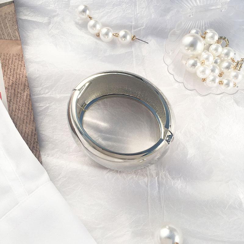 Classic Drum-shaped Spring-Opening Wide-edged Alloy Bangle