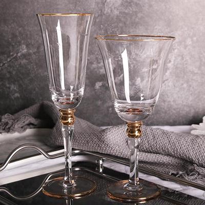 Elegante Wein- und Champagnergläser mit Goldrand für Esstisch und Dekoration