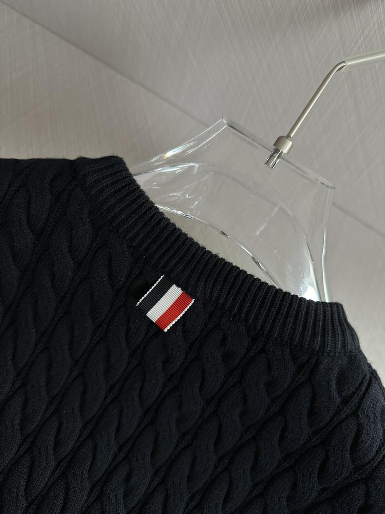Men's European-Style Cable Knit Sweater with Four-Bar Stripes - Trendy Autumn/Winter Round Neck Pullover