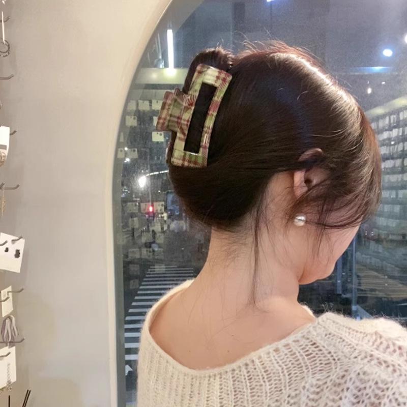 Elegante Haarklammer mit Haifischklemme: Hellrot & Grün Weihnachtskaro