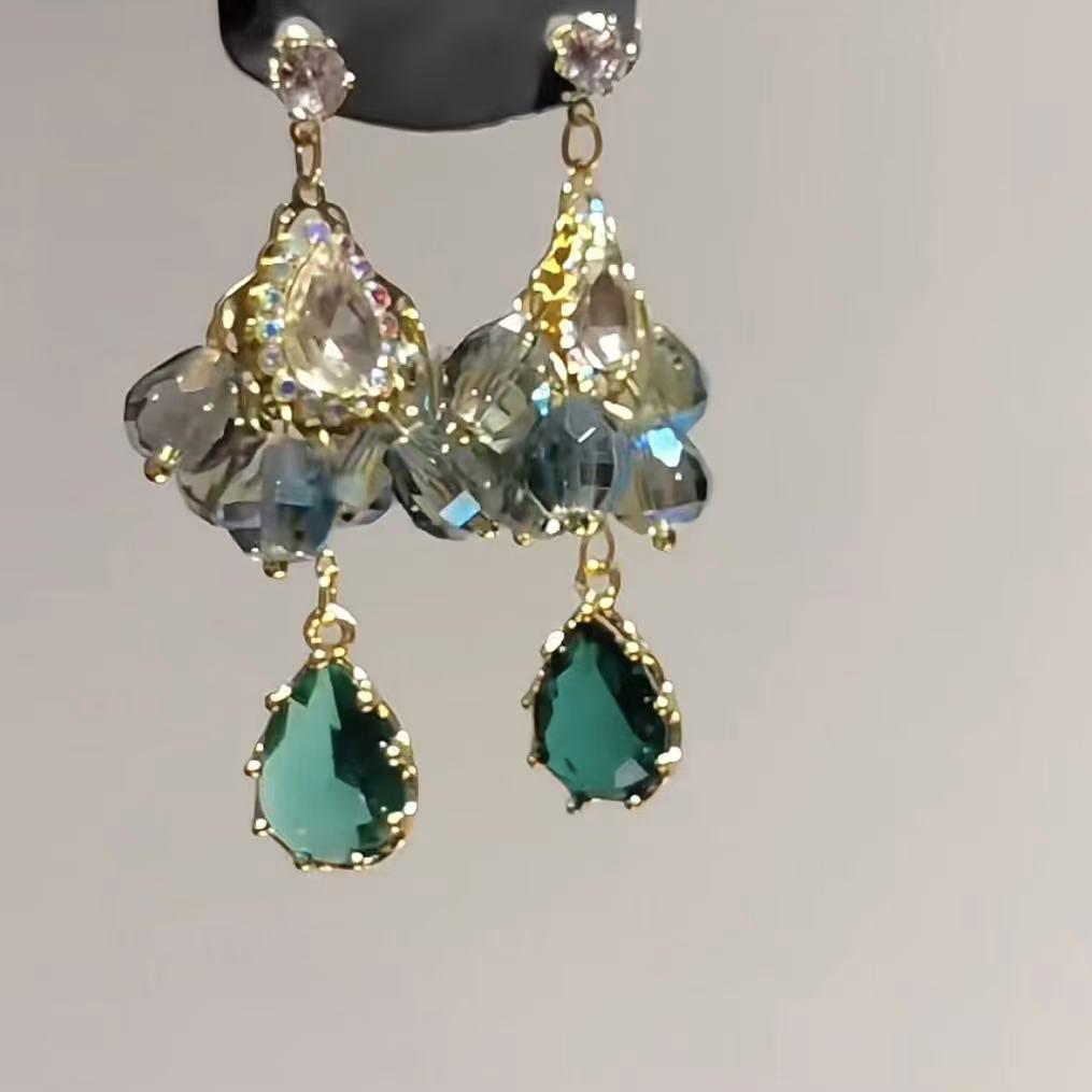 Náušnice s třásněmi ve tvaru motýla s diamantem a stříbrnou jehlou: Retro evropský a americký styl, elegantní křišťálové náušnice, lehký luxus pro ženy.