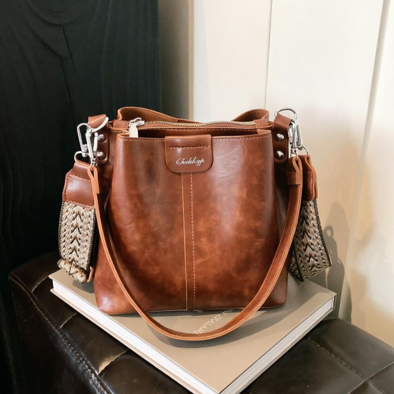 Bag Korean high-end sense versatile bucket bag autumn and winter retro niche design new broadband messenger bag women