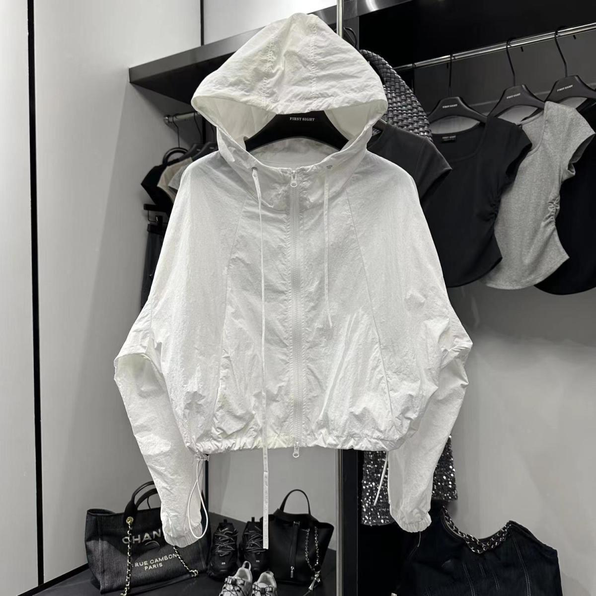 

Куртки женские летние укороченные для отдыха солнцезащитные с капюшоном тонкие свободные винтажные чистые базовые верхняя одежда High Street College Fashion XS белый