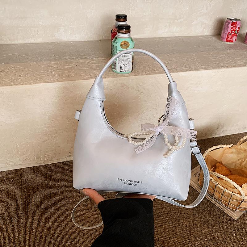 A Stylish and Fashionable Single-shoulder Crossbody Bag with A Luxurious Texture for Commuting To Work.