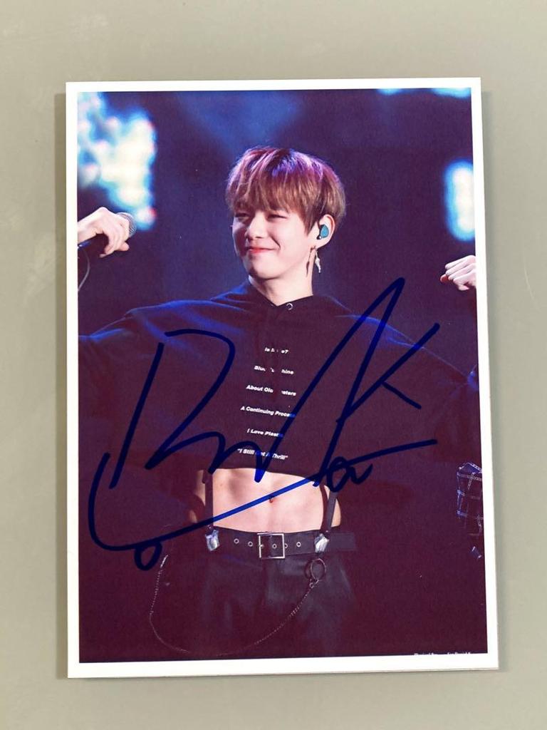 [USED] On sale...Kang Daniel autographed 2L size photo...Kang Daniel