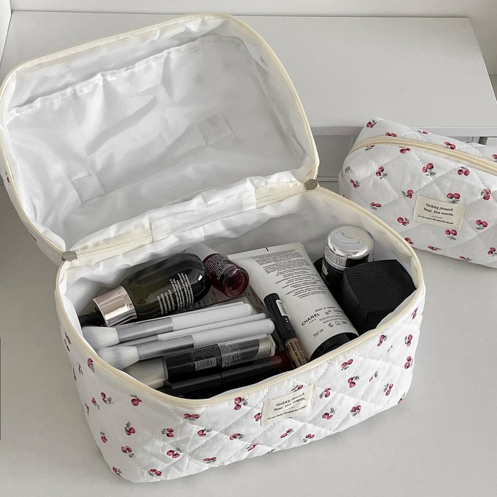 Quilted Berry Makeup Bag – Cute Large Capacity Travel Toiletry Organizer for Girls, Ins Style Cosmetic Pouch