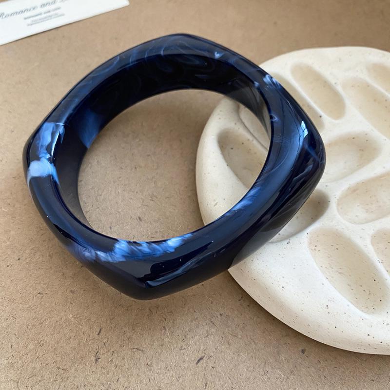 Elegant Geometric Resin Marbled Bangle - Chinese Style, Versatile Commuting Bracelet, Light Luxury Jewelry.