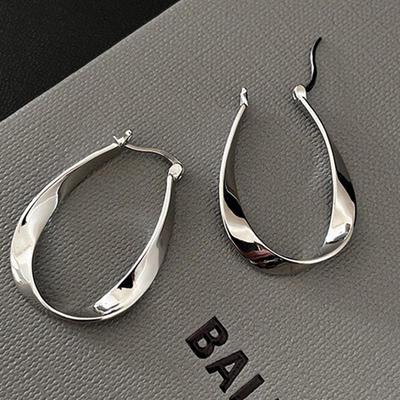 Exquisite Minimalist Oval Geometric Ear Cuffs - Elegant, Trendy & Luxurious Design Earrings