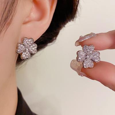 Mit Diamanten besetzte Kleeblatt-Blume U-förmiger Ohrbügel modisch schlicht und elegant Temperament-Ohrringe leichter Luxus hochwertig sanfte Ohrringe