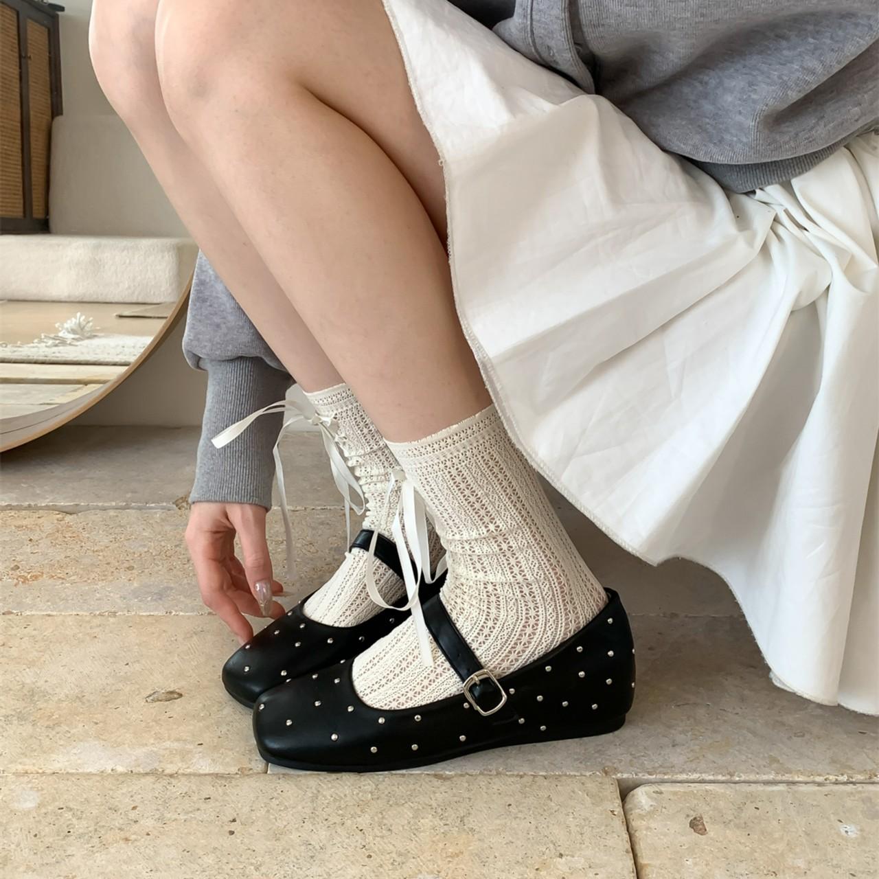 

Туфли Мэри Джейн красного цвета с заклепками, женские, весна 2025, новые туфли с квадратной головкой и неглубоким горлом, однотонные туфли с плоской подошвой, одно слово с маленькими кожаными туфлями 40 чёрный