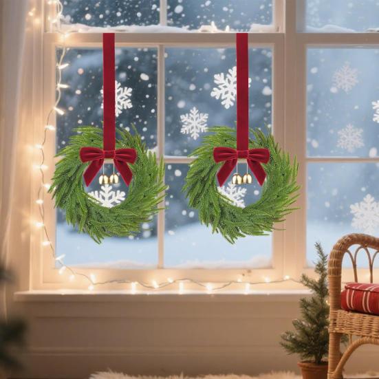 1/2 ks Mini vánoční věnec s červenou mašlí, zvonky, umělá norfolská borovice, závěsný věnec, sváteční párty, interiér, skříňky, okno, schodišťové zábradlí, židle