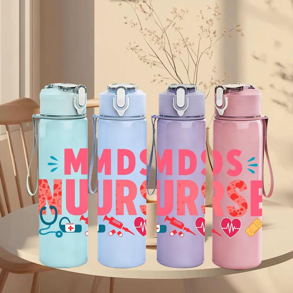 1PC Bold MDS Nurse Red Text 750ml Color Plastic Sports Water Bottle Leakproof Flip Straw Lid Suitable for Sports Office Home Use