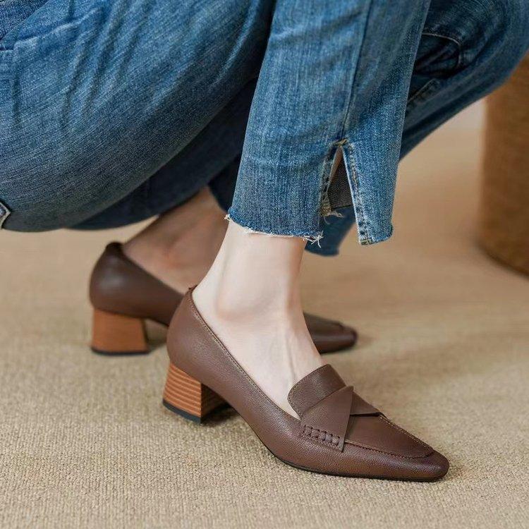 Brown French single shoes women's pointed head thick heel medium heel small leather shoes British style commuter temperament women's shoes 2025
