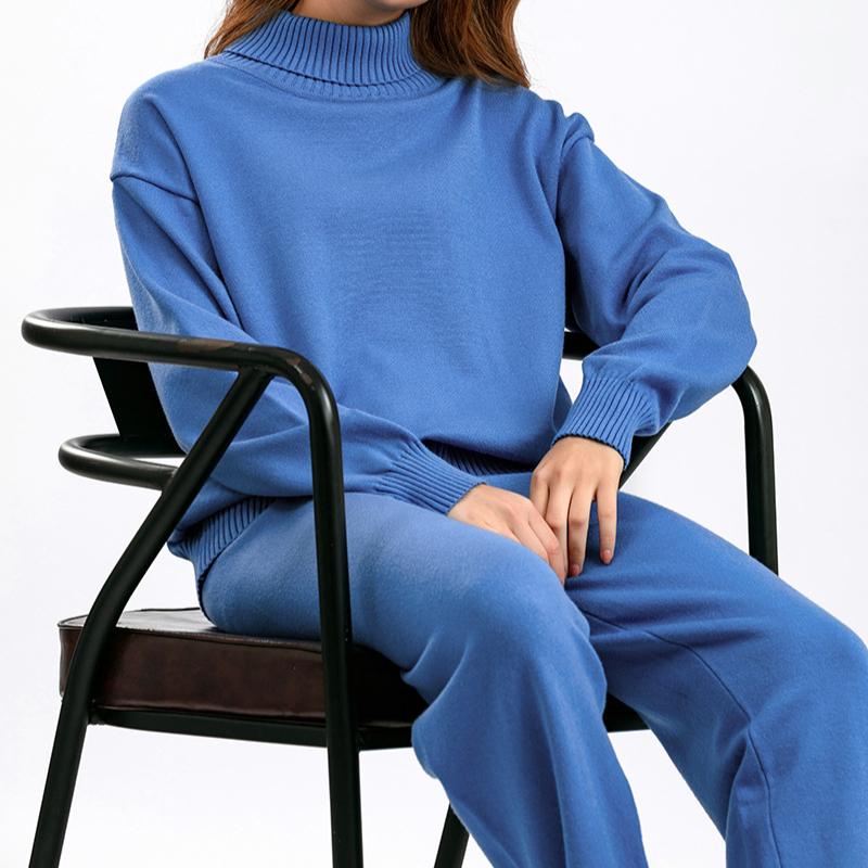 Módní oblek s vysokým límcem pro podzim a zimu v jednobarevném provedení je všestranný a lze jej nosit s dvoudílným pleteným topem a ležérními kalhotami.