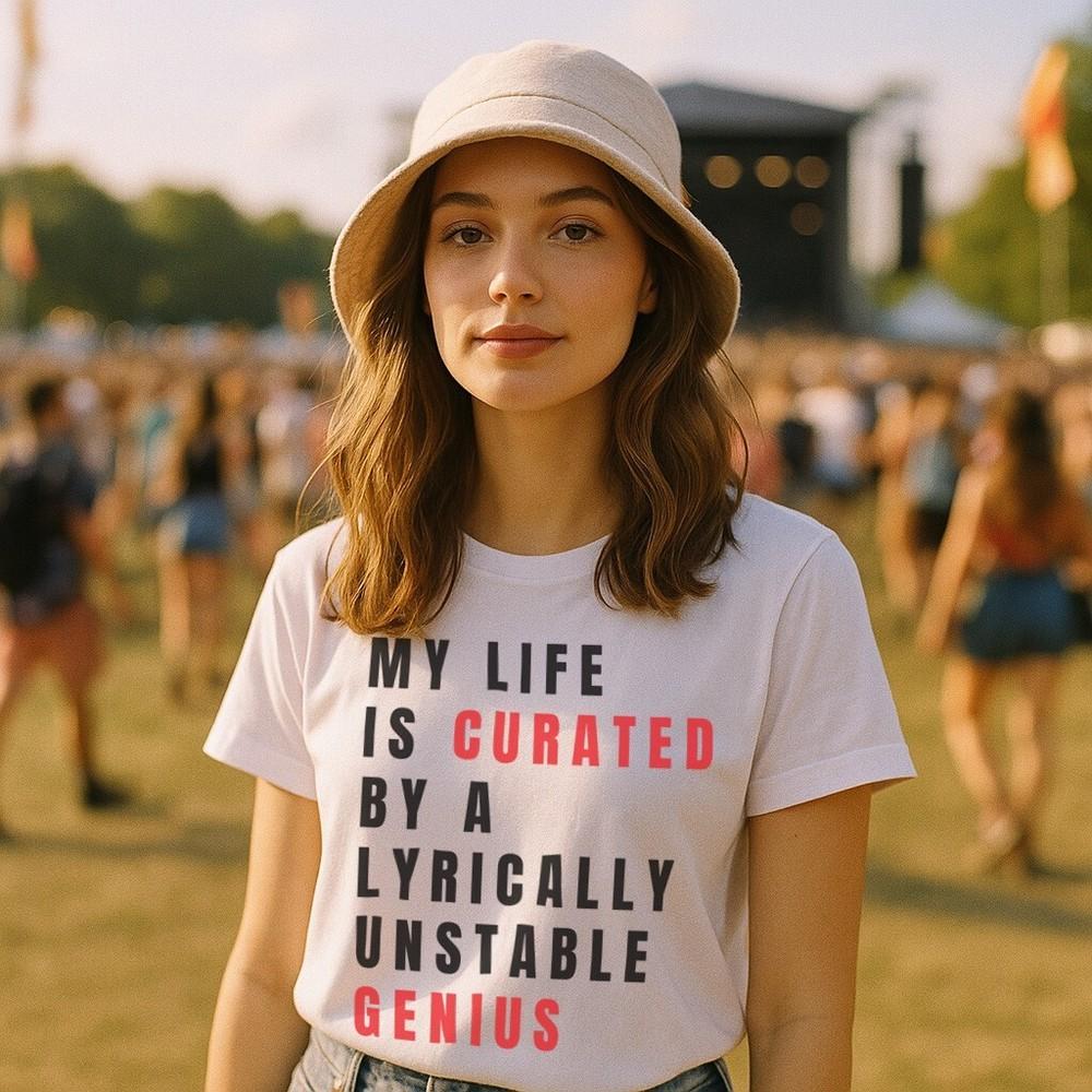 

Моя жизнь, курируемая лирически нестабильным гением, женская футболка с текстом S