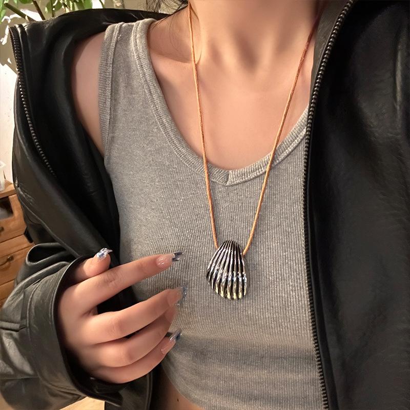 Silver textured shell pull-out necklace Korean ins temperament collarbone chain versatile light luxury fashion jewelry