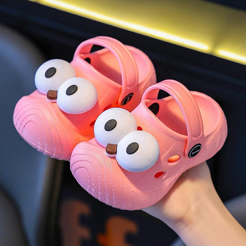 

Fun Big-Eyed Children s Clogs Versatile for Boys and Girls Summer Outdoor Wear eva Baby slippers with closed toe 21-22Inner Length14cm розовый