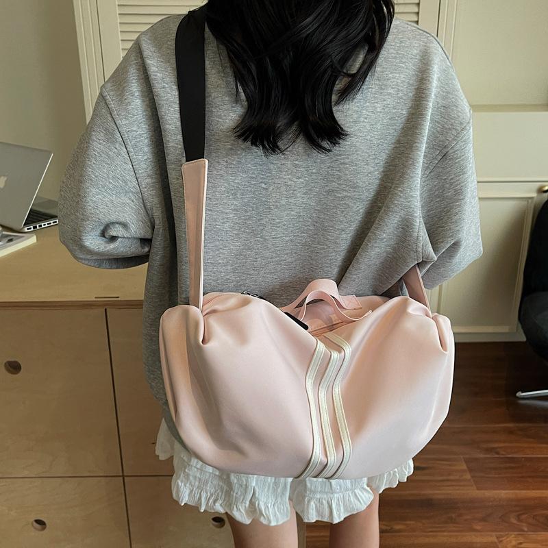 Fashionable striped lightweight women's yoga bag, stylish and versatile handbag, large-capacity casual crossbody gym bag