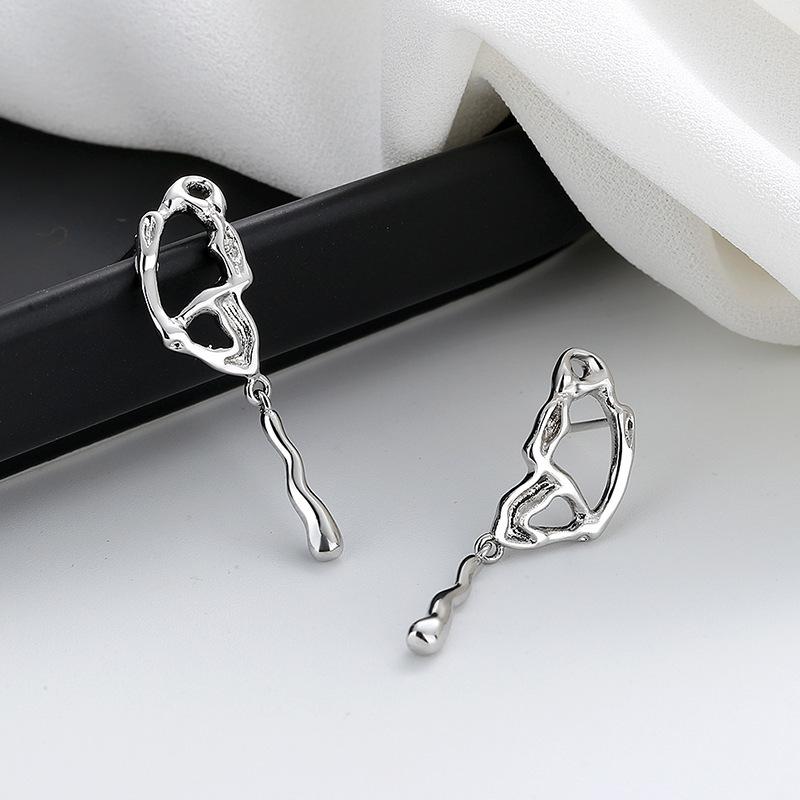 Elegant 18K Gold Stud Earrings with Modern Luxury Design