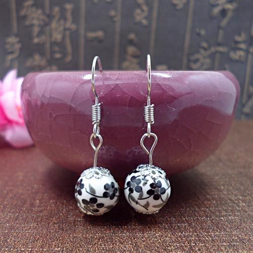 

These Ceramic Earrings, Made Of Blue And White Porcelain, Feature A Classic Blue Tone And Exude A Feminine Ethnic Charm And Retro Elegance.