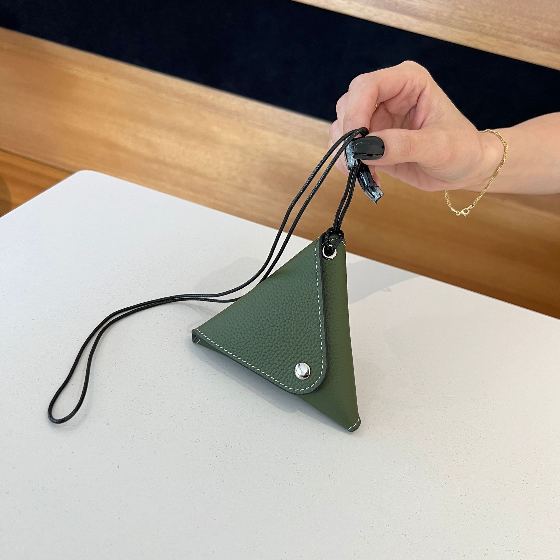 

The First Layer Of Cowhide Fashionable Neck Red Envelope Earphone Bag Exquisite Mini Triangular Change Bag Versatile Beautiful Small Waste Bag