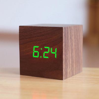 Digitaler LED-Wecker, USB-Schreibtisch, quadratischer Wecker aus Holz, Tischuhr mit Sprachsteuerung
