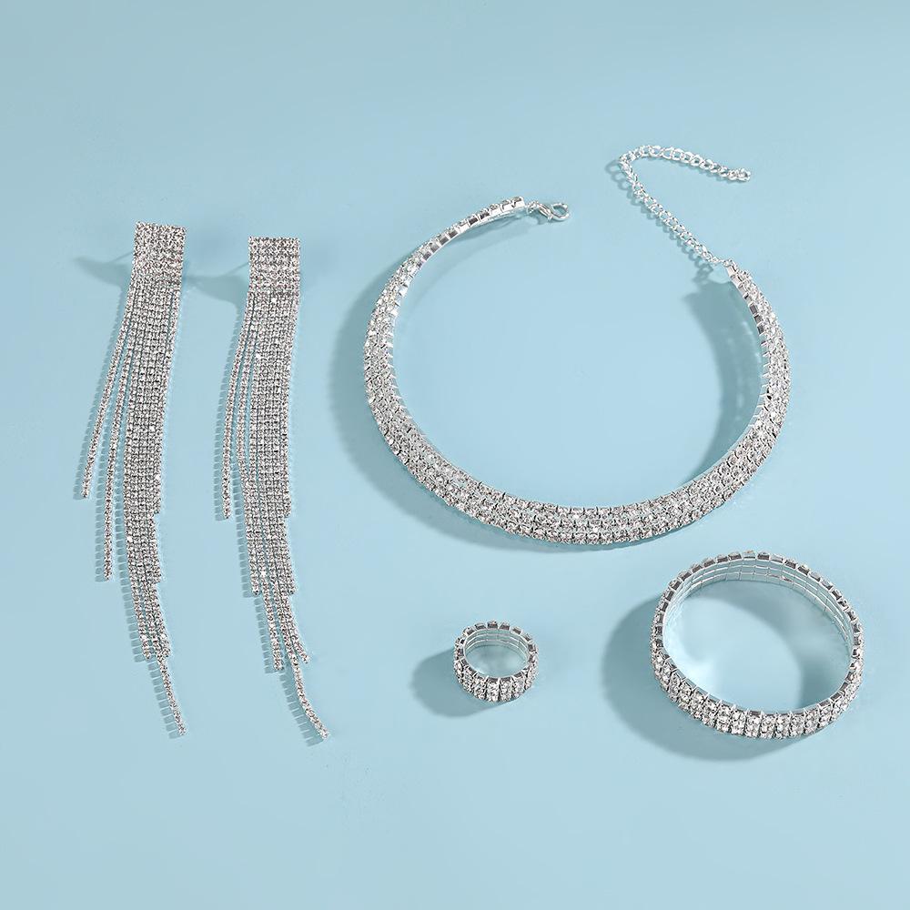 

Diamond - Encrusted Elastic Bracelet Set with Necklace , Earrings , Rings - Trendy Rhinestone Jewelry for Women срібний