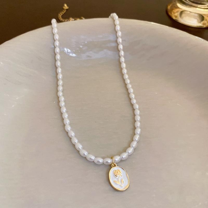 Butterfly Irregular Pearl Necklace Medieval Vintage Temperament Collarbone Chain Versatile High-end Jewelry