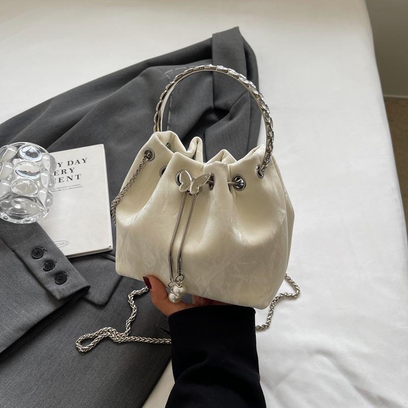 Nischen-Design tragbare kleine Tasche Damen Sommer neue Mode ausländischer Stil Ketten-Umhängetasche Pendler-Beuteltasche