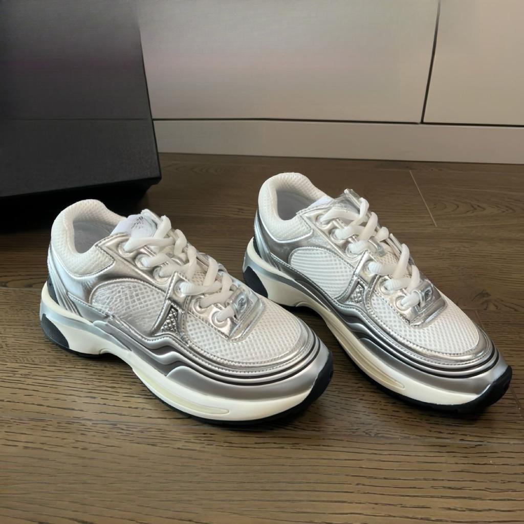 2026 atmungsaktive Plateau-Freizeitschuhe neue Höhensteigerung Dad duftendes Netz-Sportschuhe vielseitige Mode Pendler Männer und Frauen
