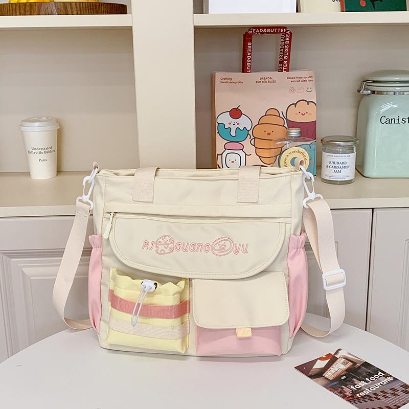 

Школьный ранец свежий, милый и симпатичный, девочка носит большой контраст цветов и ходит по магазинам и в мессенджерах. розовый