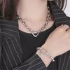 Elegant Titan Stål Cirkel Spänne Halsband och Armband Hjärta Hänge Accessoarer Trendigt Par Smyckesset