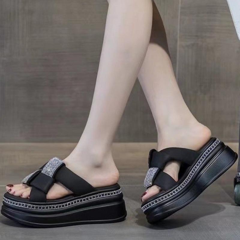 Pantoufles à talons inclinés pour femmes 2024 Nouveaux vêtements d'été à la mode Pantoufles à talons hauts à semelle épaisse polyvalentes et à strass rehaussés